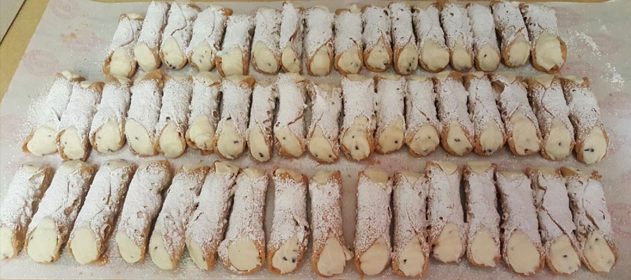 carollos homemade cannoli